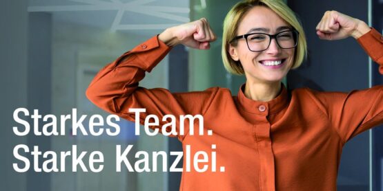 Frau im Büro spannt lächelnd die Arme an, Schriftzug „Starkes Team. Starke Kanzlei."