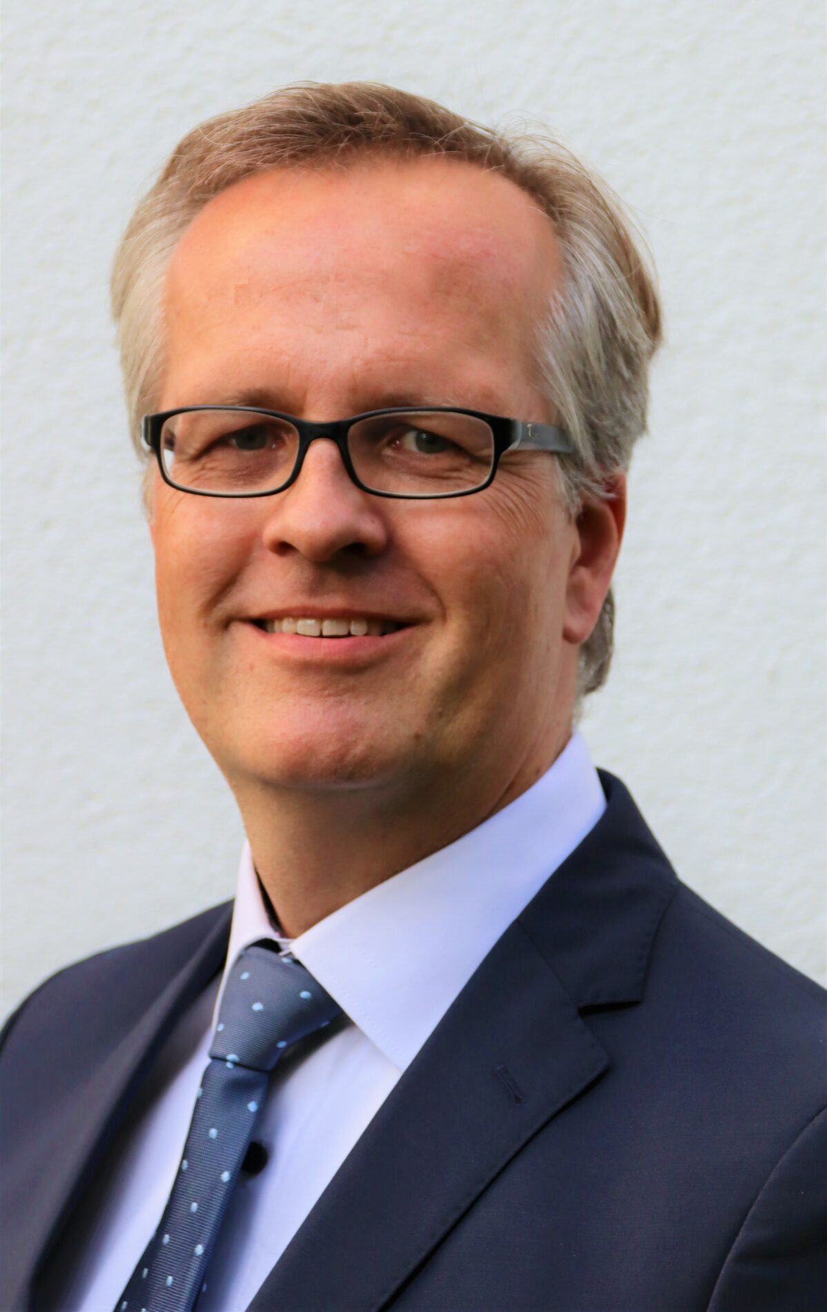 Dr. Henning Müller